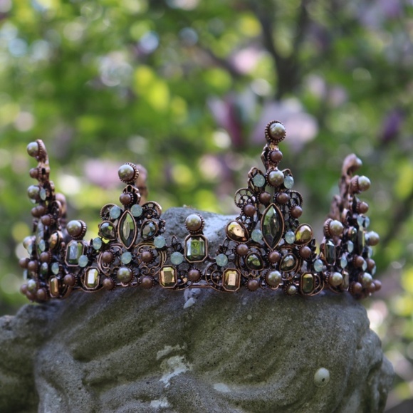 ? Host Pick Crown Champagne Pearls/Smoky Crystals
